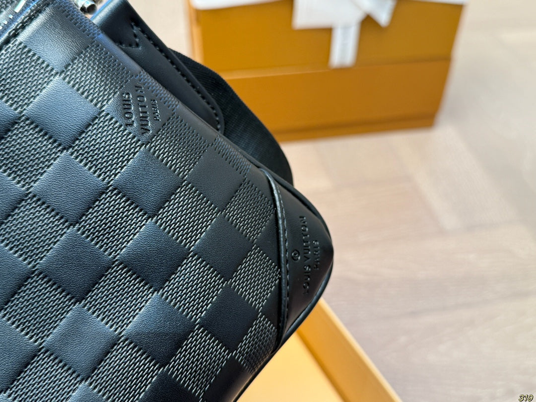 Louis Vuitton LV Trio Black Crossbody Bag Detachable 25x18cm