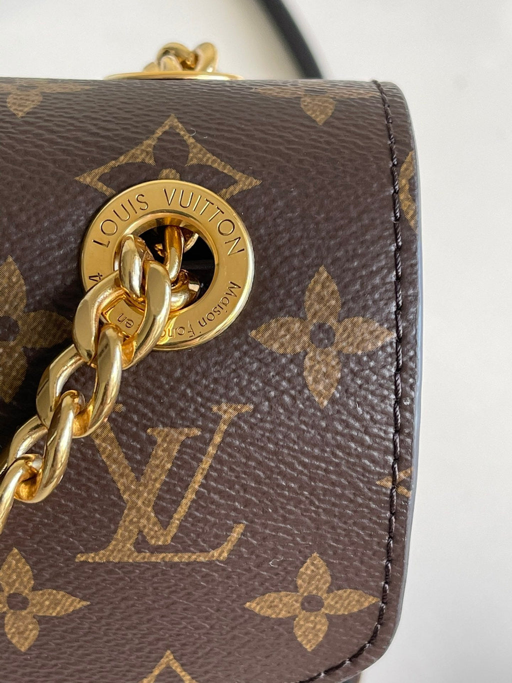 Lo vu passy chain messenger bag
