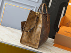 LOUIS VUITTON  Reverse Monogram Giant Onthego Voyage